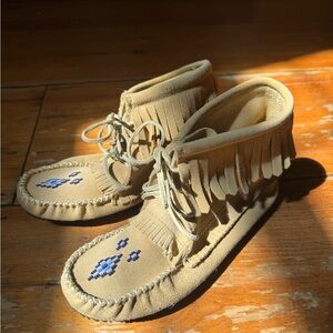 Manitobah Harvester Moccasins Size 8